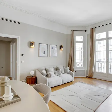 Beautiful Ac - Close To Trocadero