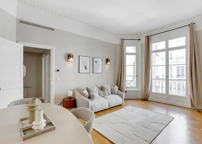 Beautiful Ac - Close To Trocadero